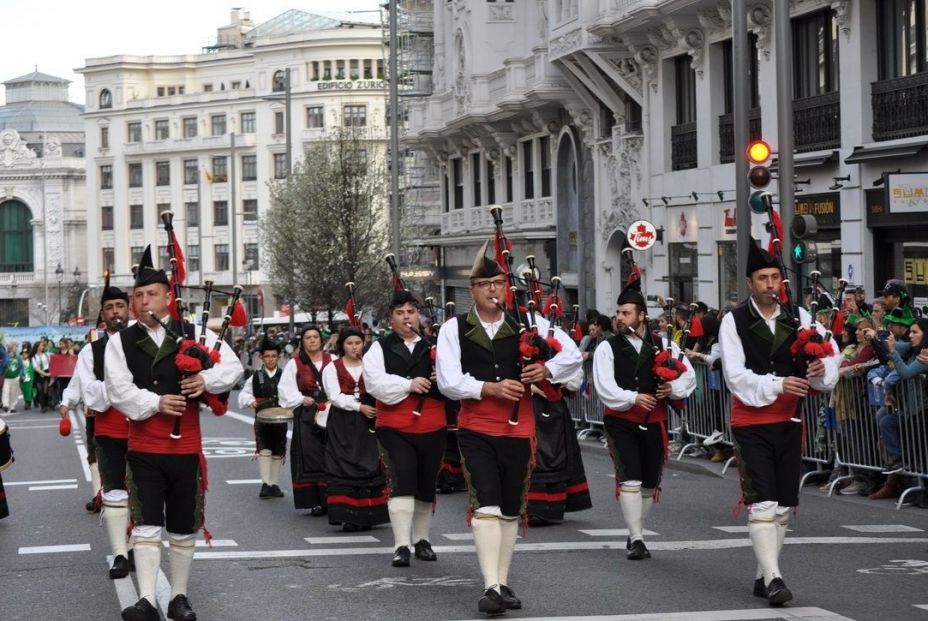 Madrid se viste de verde: Desfile de San Patricio ilumina la Gran Vía