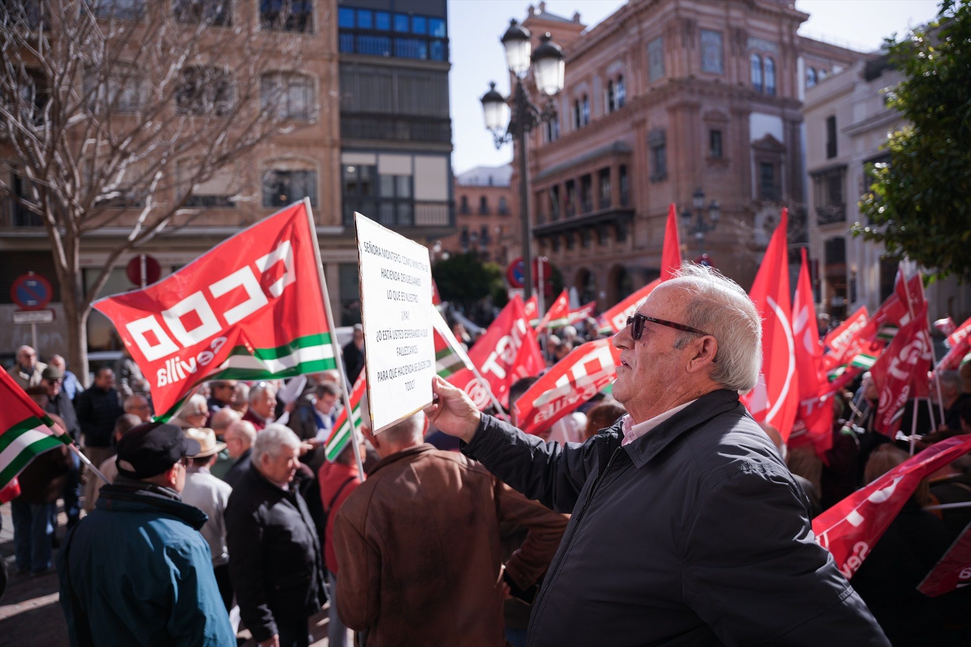 EuropaPress Manifestación mutualistas IRPF (Sevilla)