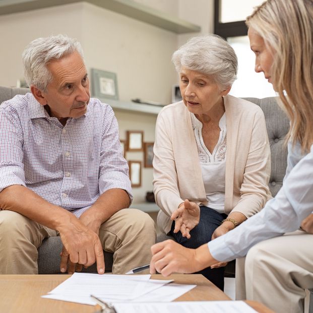 Dos personas recibiendo asesoramiento económico para su pensión. Fuente: Bigstock