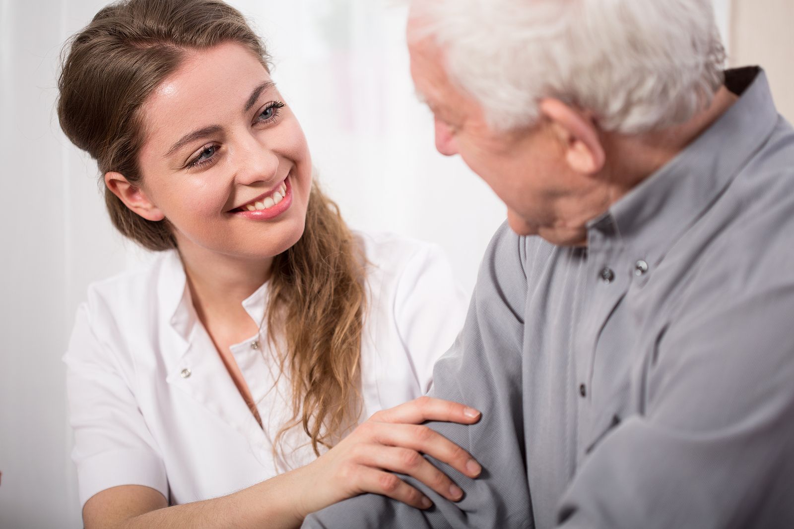 La intervención domiciliaria que reduce ingresos hospitalarios en mayores. Bigstock