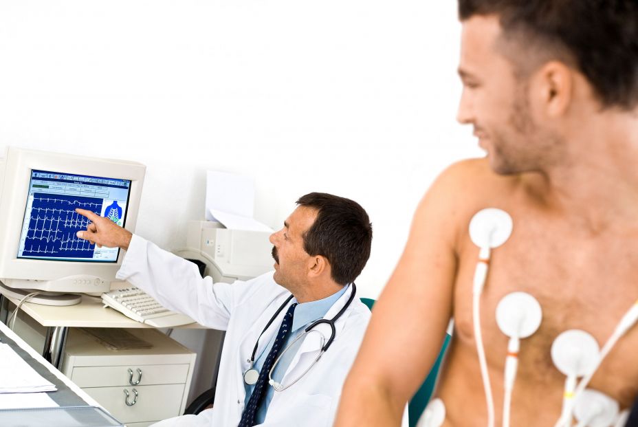 Médico realizando un electrocardiograma a un paciente. Fuente: Bigstock