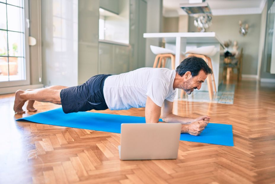 Un hombre realizando el ejercicio de tabla. Fuente: Bigstock