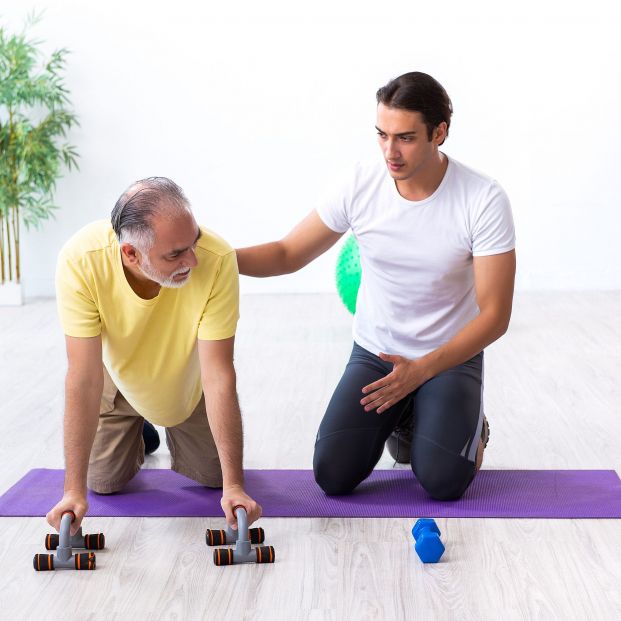 Hombre realizando flexiones modificadas. Fuente: Bigstock