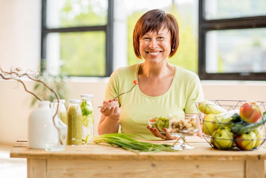 Una experta revela la dieta ideal para reducir los síntomas de la menopausia