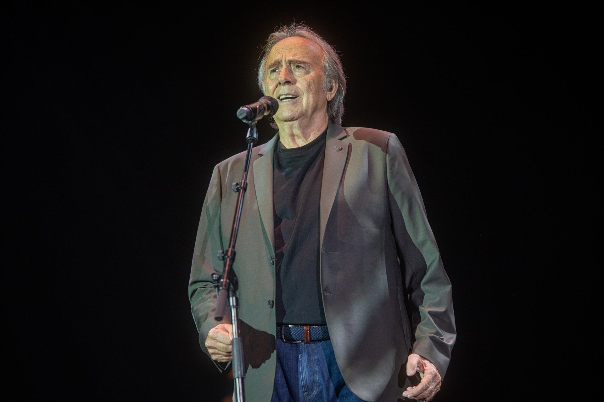 Serrat: "Me he retirado de subir a los escenarios, no de cantar ni de estar vivo"