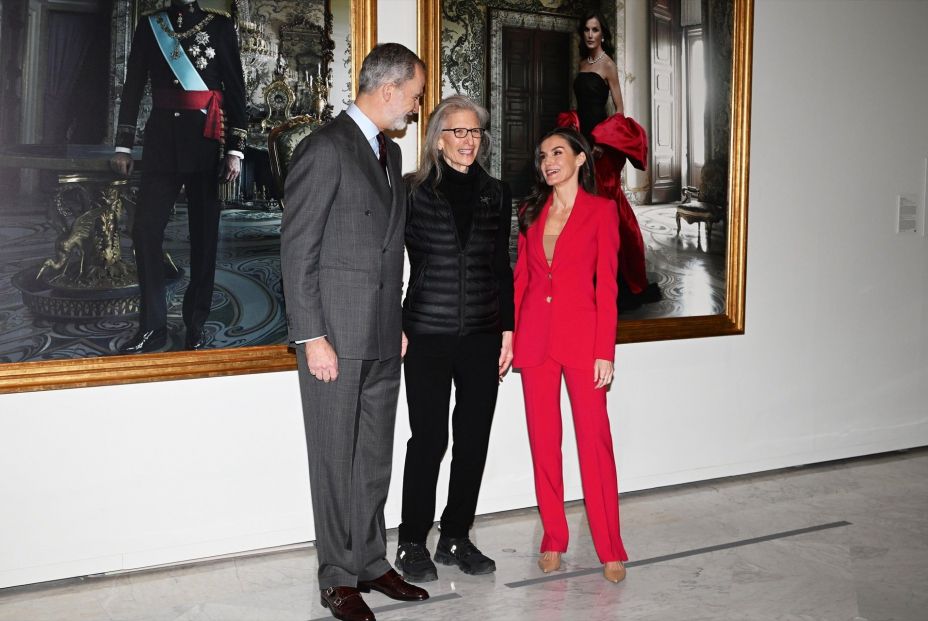 Los Reyes contemplan por primera vez sus retratos junto a Annie Leibovitz