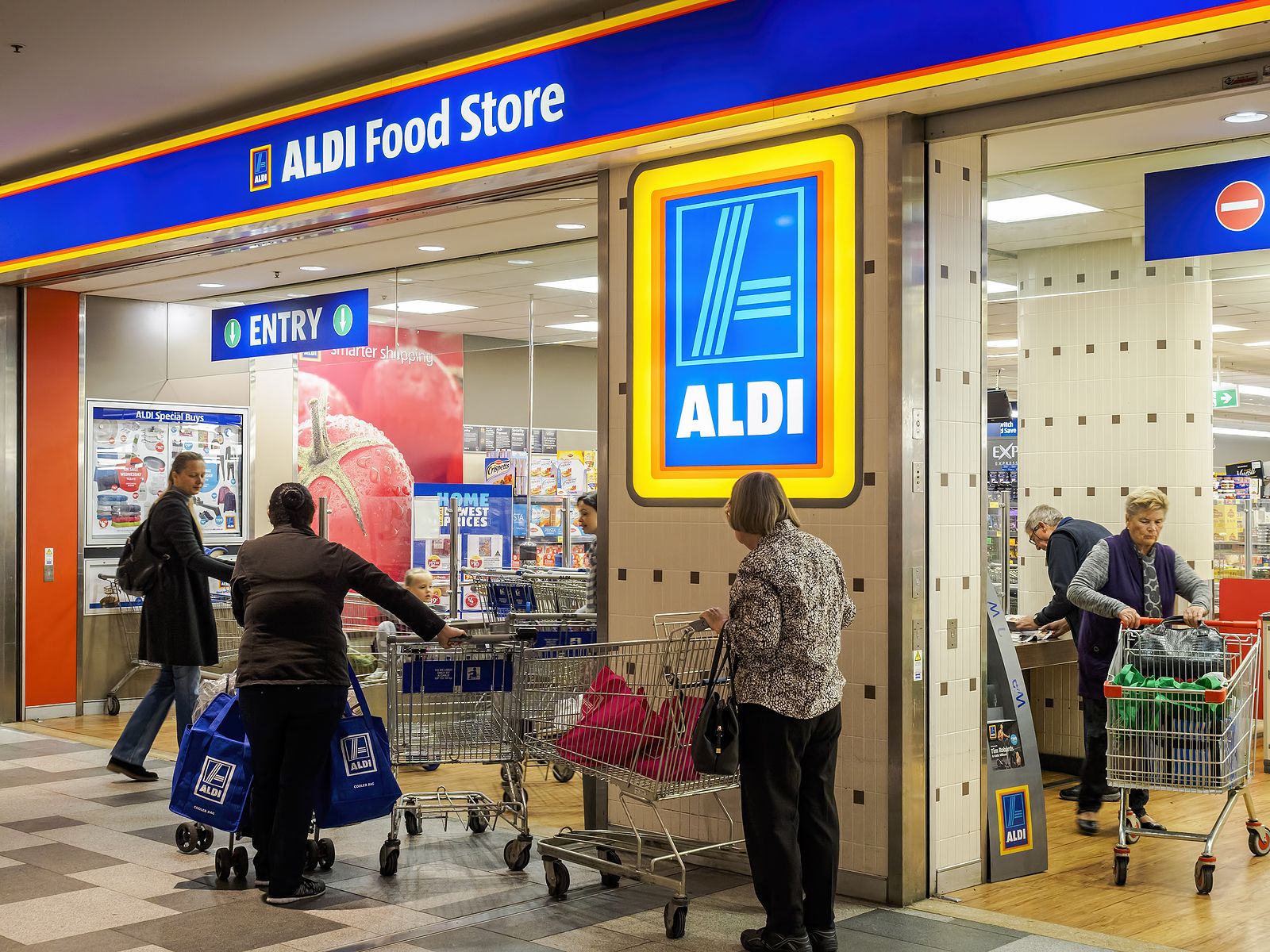 Aldi hace una prueba piloto en la que cobra por entrar a sus supermercados