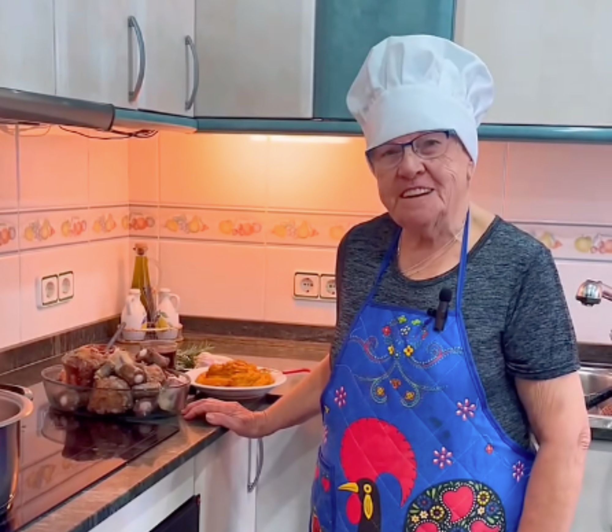 Yaya Julia, la abuela que ha conquistado las redes con sus recetas y trucos de cocina (Instagram)