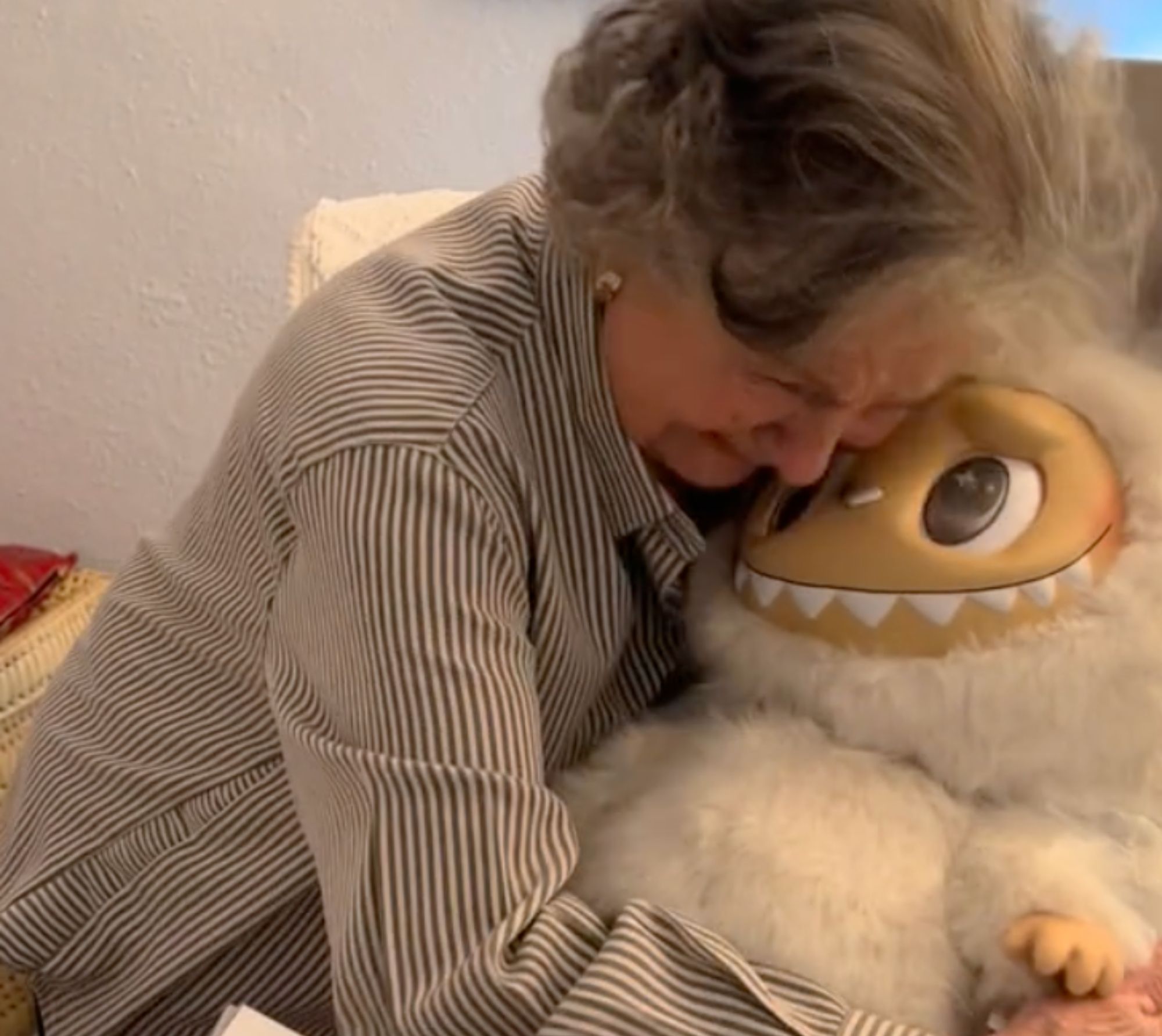 VÍDEO: La emotiva reacción de la 'Abuela de dragones' al abrir un regalo muy especial (Instagram)