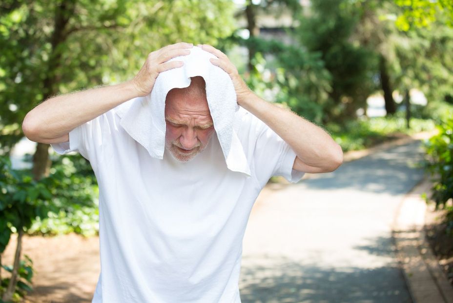 Un hombre  protegiéndose del sol. Bigstock 