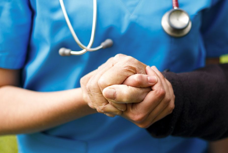 Un médico ayudando a una paciente con alzhéimer. Bigstock