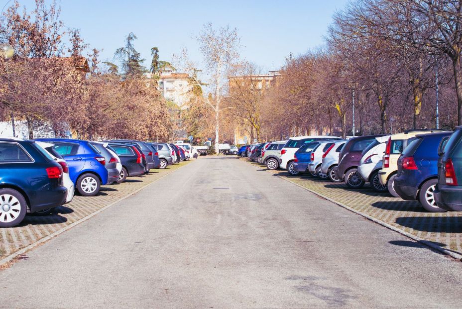 ¿Puede un peatón guardar una plaza de aparcamiento en la calle?