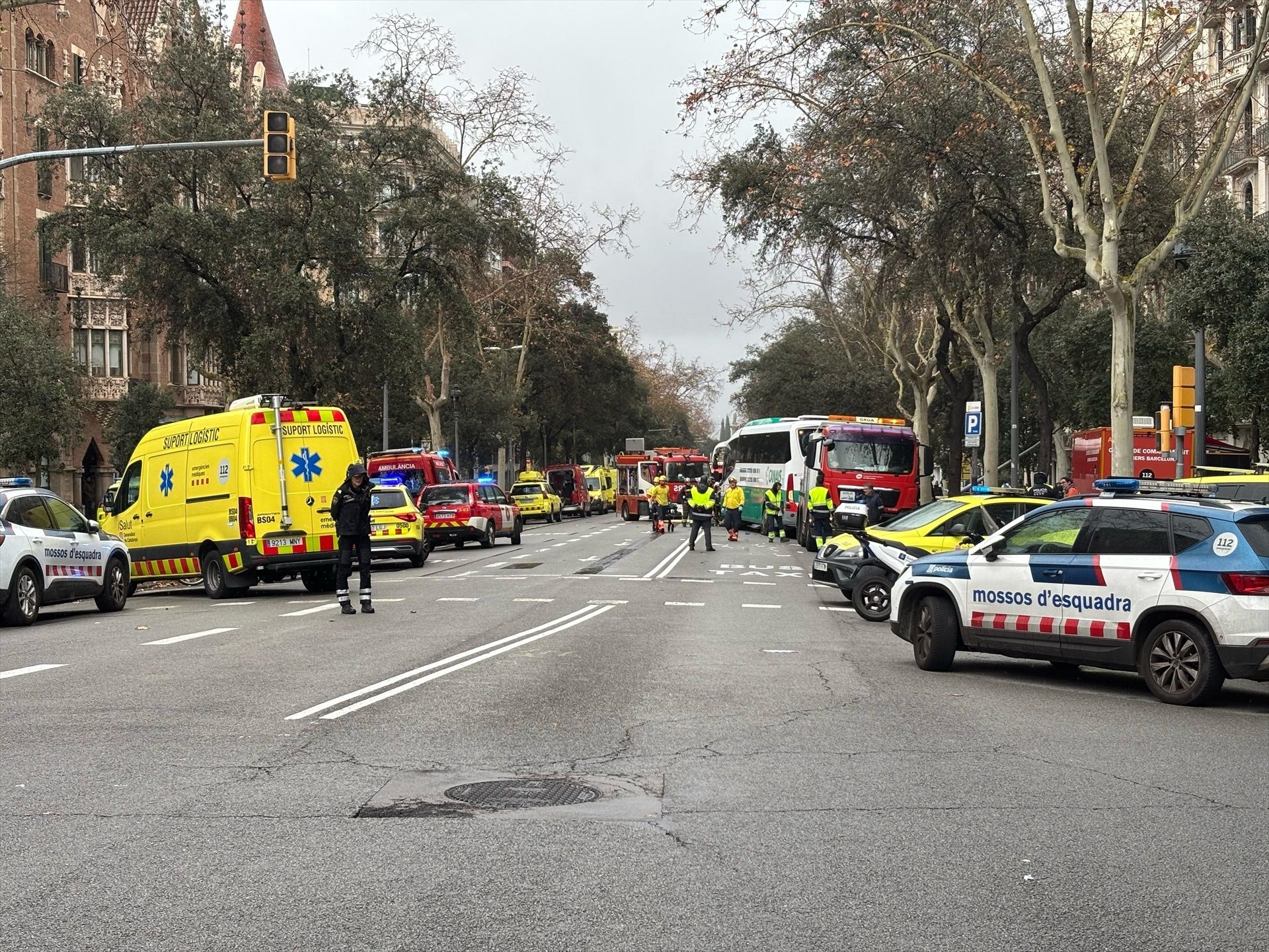 Más de 30 heridos, 4 de ellos críticos, en el choque de dos autocares en la Diagonal de Barcelona