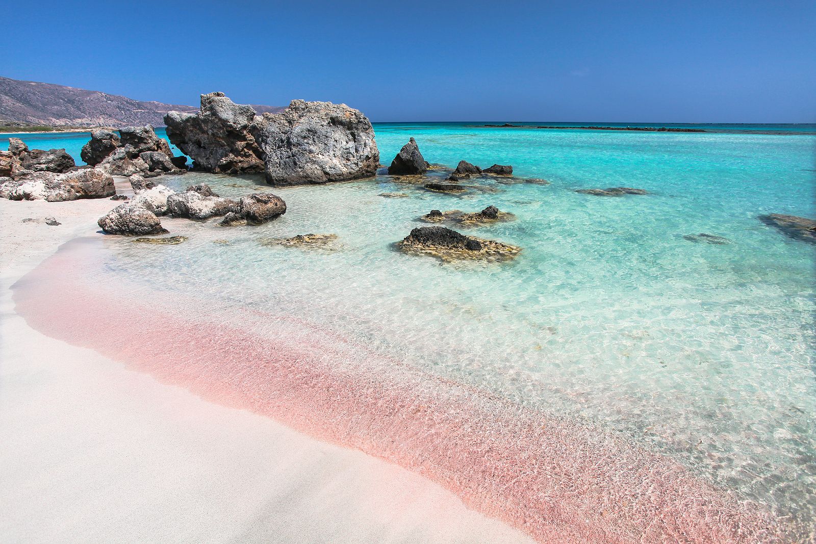 La playa más bonita del mundo tiene arena rosa y está a solo dos horas y media de España