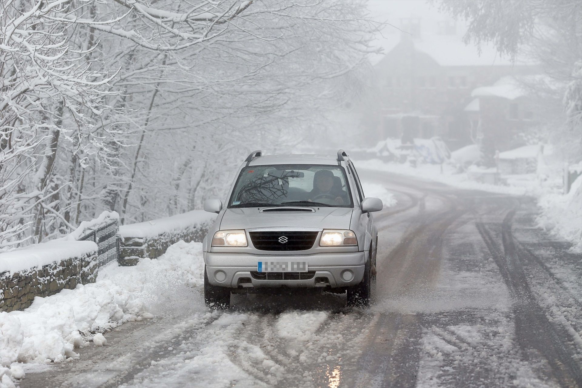 Los consejos de la DGT si te quedas tirado en la carretera por el temporal de nieve y lluvias