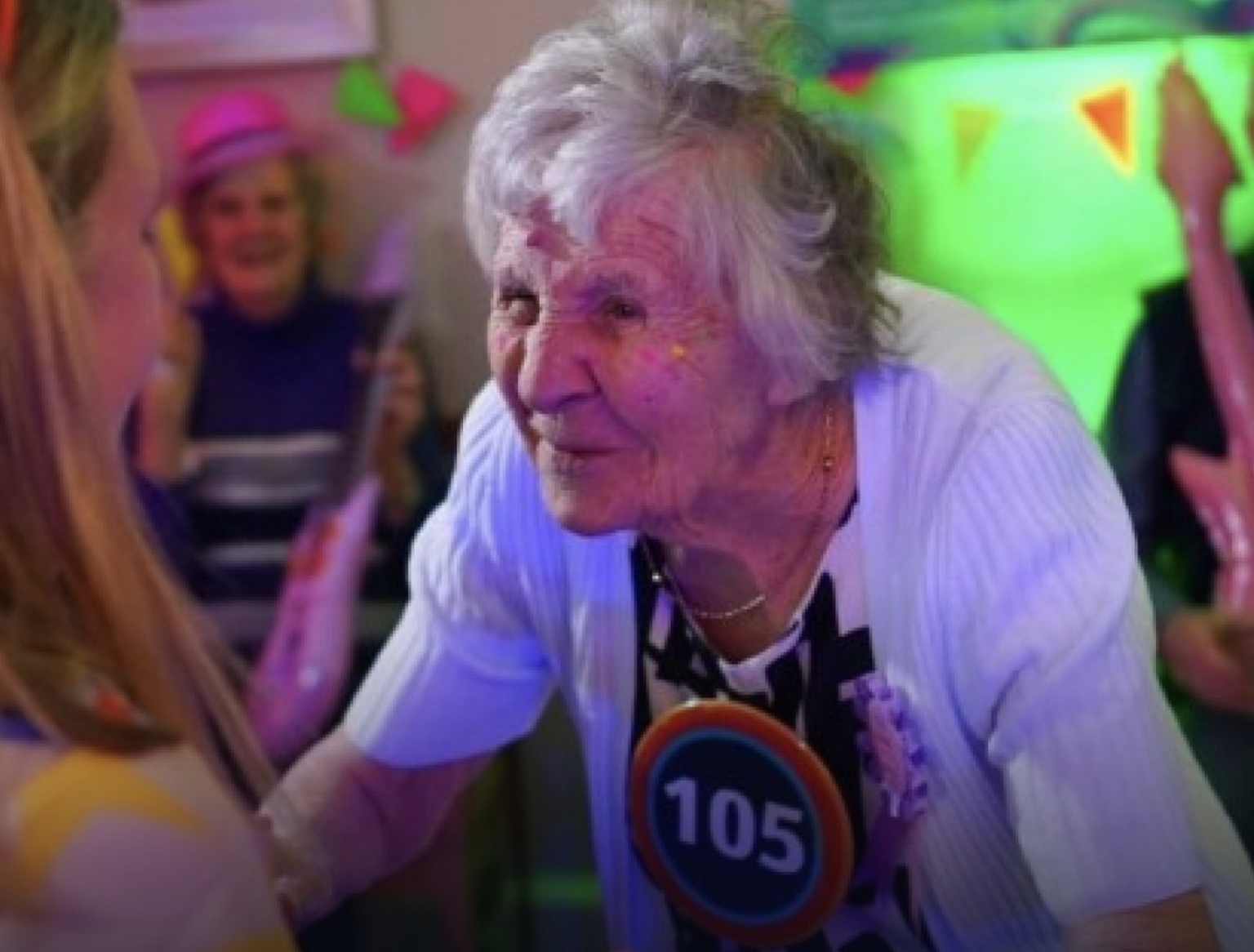 Una mujer de 105 años celebra su cumpleaños con una rave en su residencia