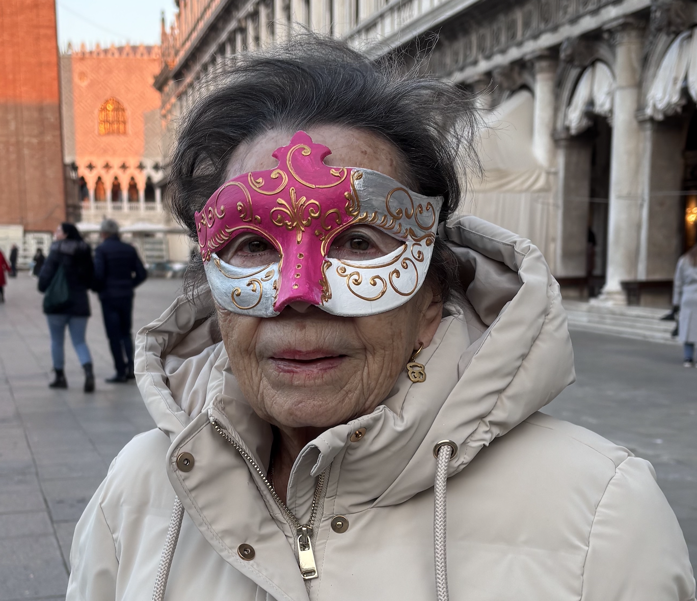 Dolores, de 82 años, cumple su sueño de vivir el Carnaval de Venecia