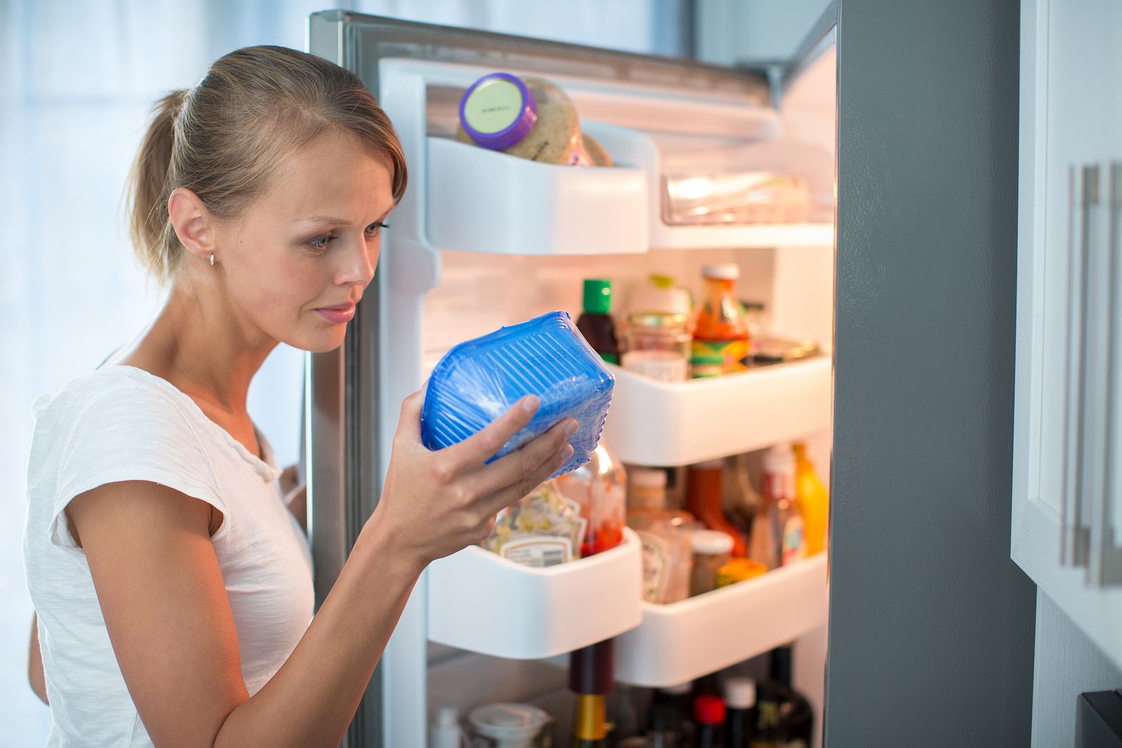 Revelan que el 67% de los españoles consume alimentos caducados si parecen en buen estado