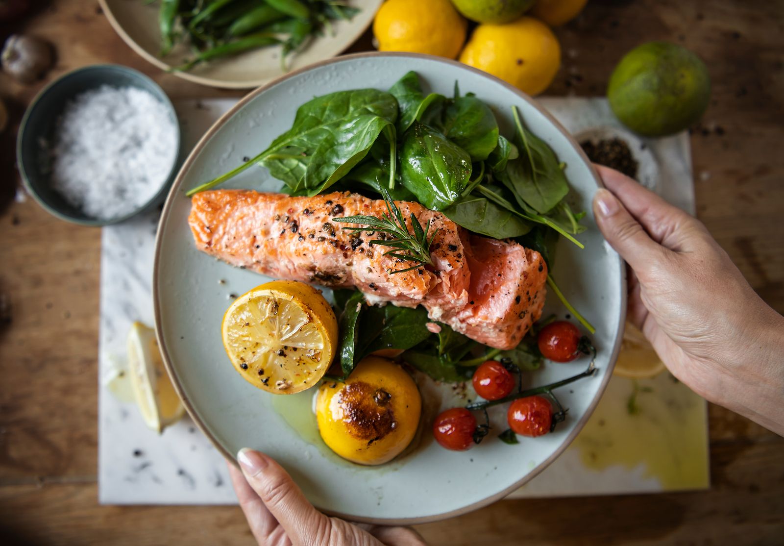 El truco para cocinar salmón y que quede "súper crujiente"