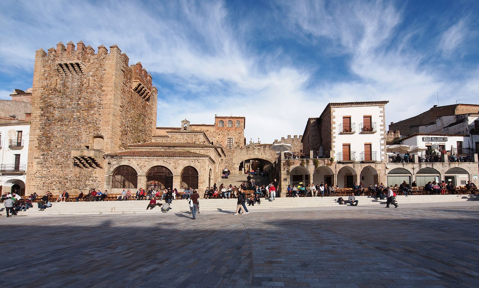 ¿Cuáles son los edificios más antiguos de Cáceres?