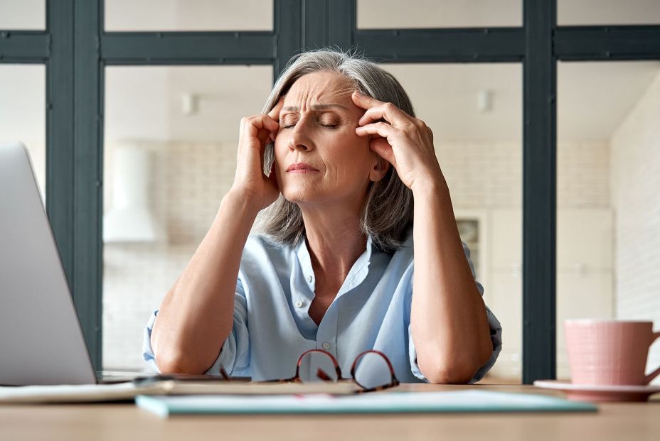 Una mujer con síntomas de menopausia. Bigstock 