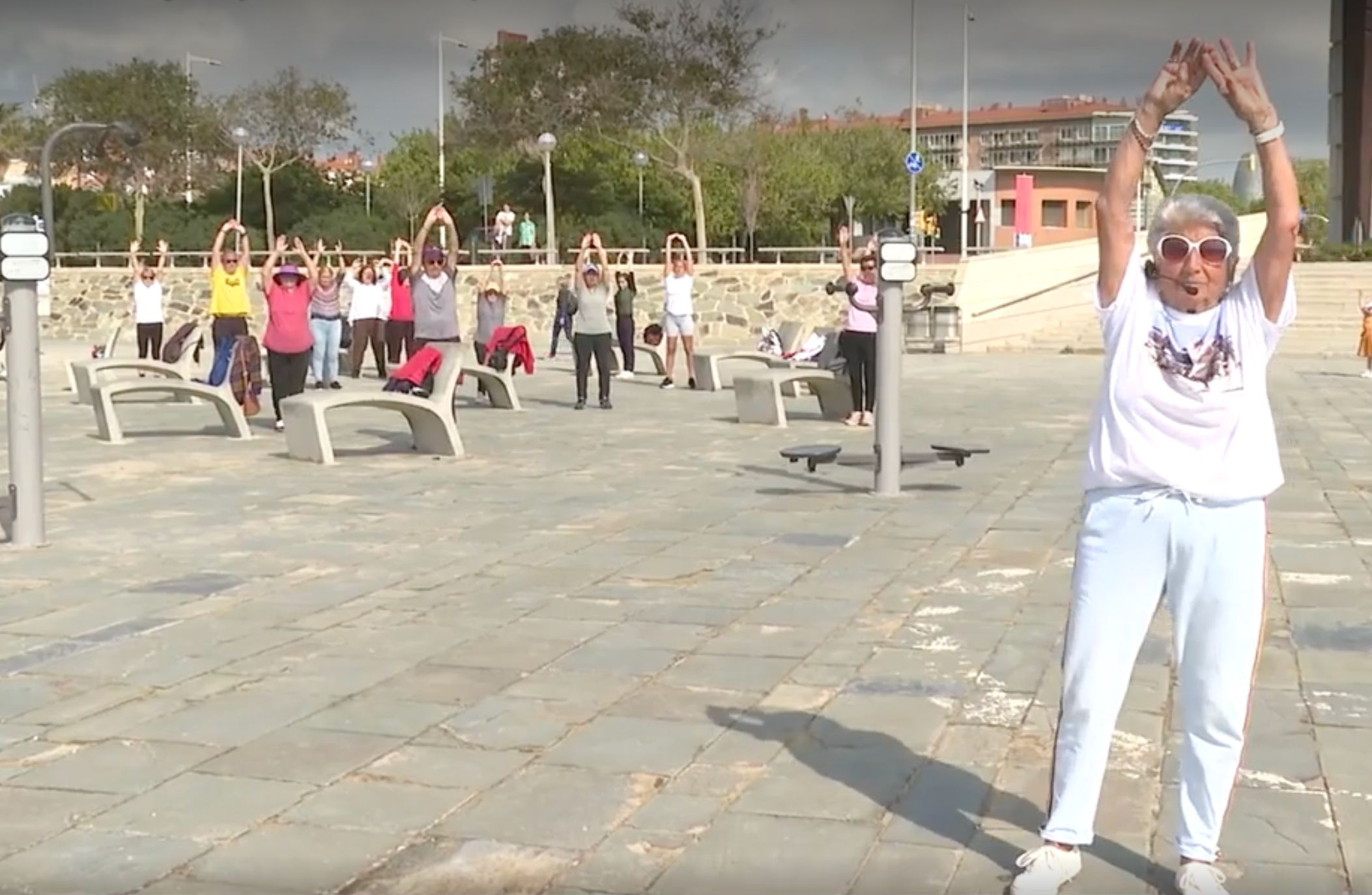 Bàrbara, la mujer de 89 años que da clases de gimnasia gratuitas en Barcelona (Informativos Telecinco)