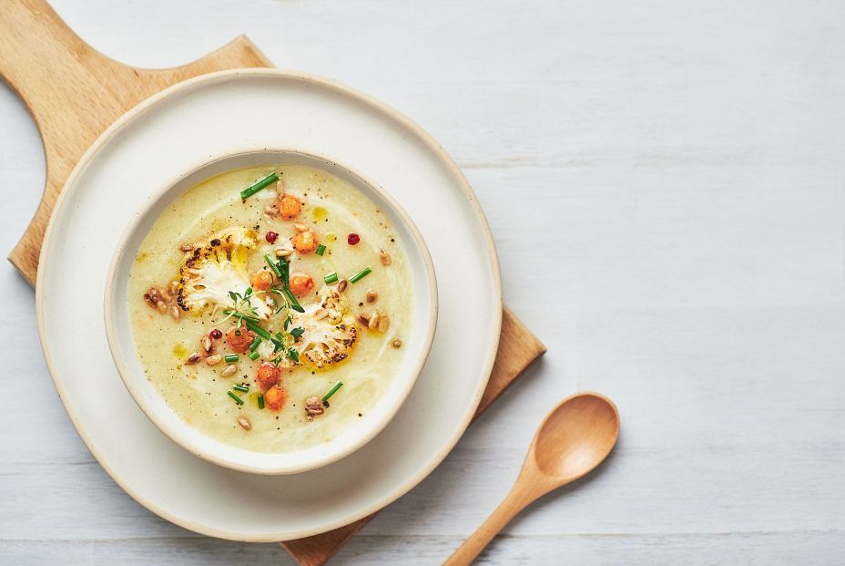 Cómo cocinar coliflor: una sencilla receta en crema y un plato con estrella del chef Ramón Freixa. Foto: Bigstock