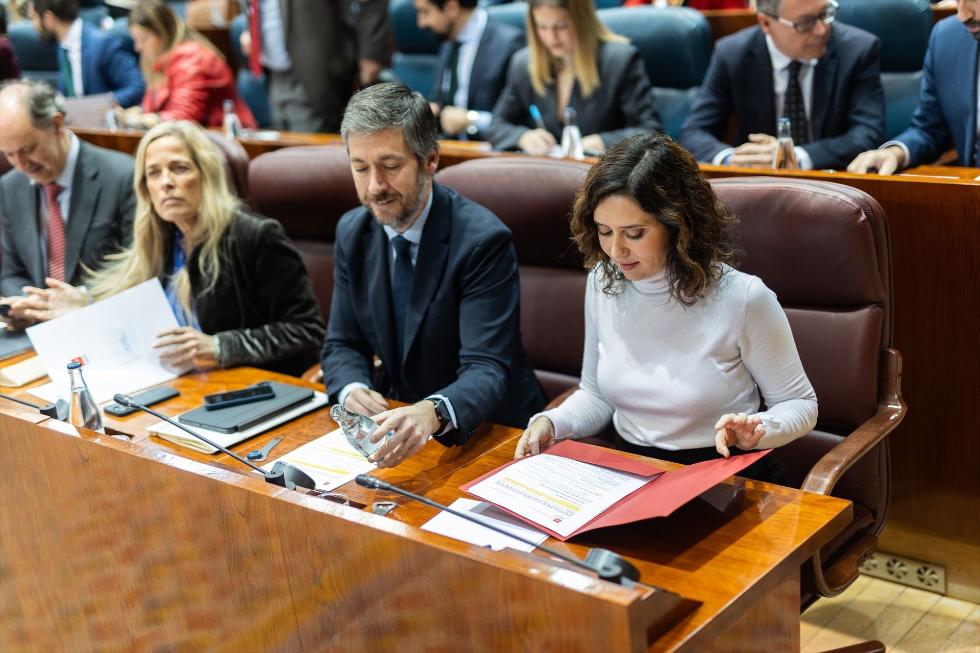 Ayuso vuelve a leer en la Asamblea la carta de un familiar de una fallecida por Covid en residencia