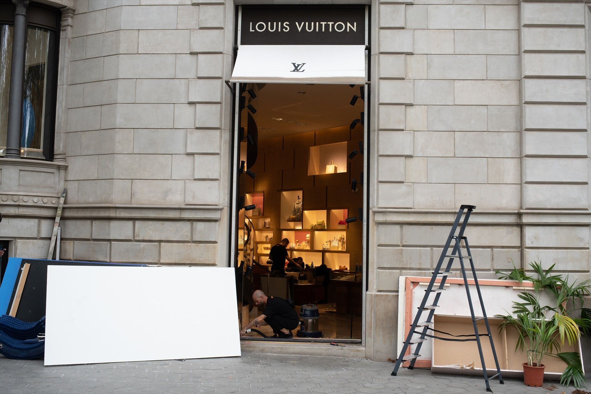 EuropaPress 5362736 entrada tienda louis vuitton paseo gracia barcelona sufrir robo 31 julio