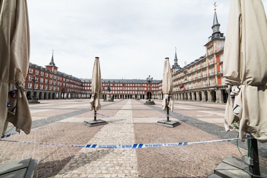 EuropaPress 3054036 terraza cerrada local plaza mayor capital cintas policiales impiden paso