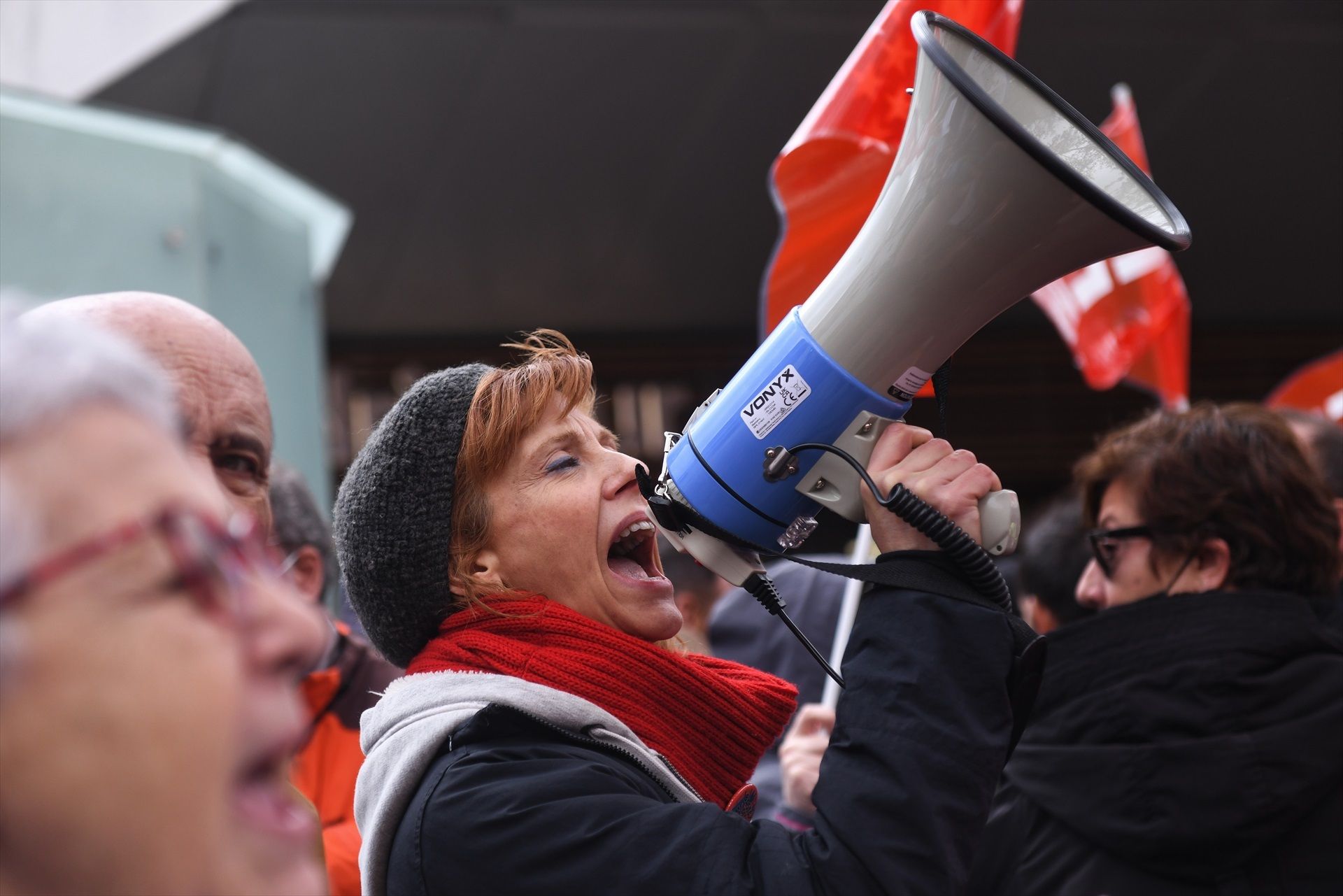 europapress 4871071 mujer megafono protesta contra previsible aprobacion proyecto ley omnibus 1