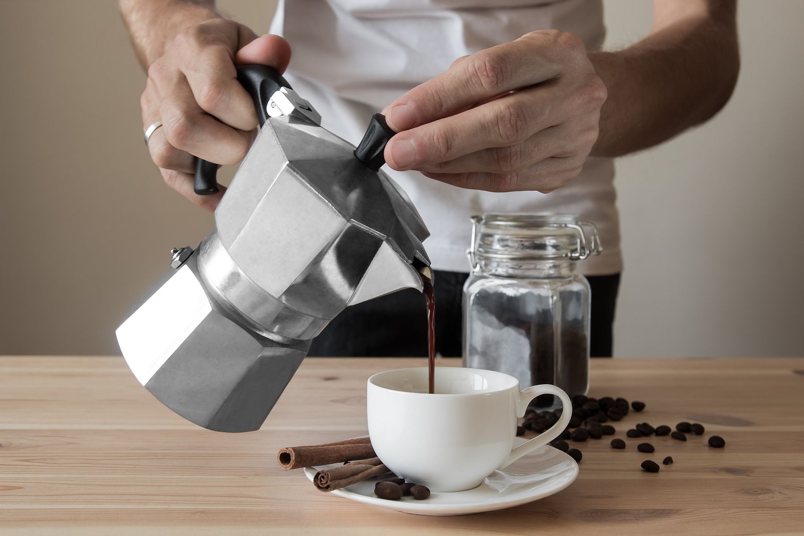 El truco de un experto mundial en café para usar bien la cafetera italiana