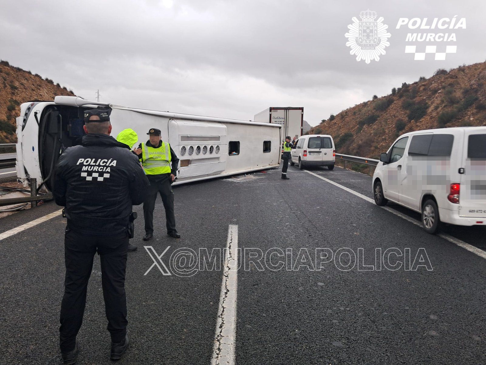 Varios heridos al volcar un autobús del Imserso en la A-7 en Murcia