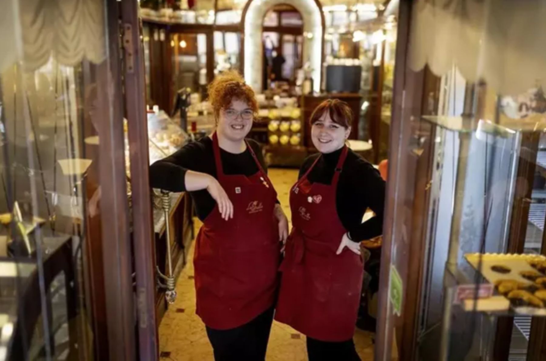 Dos veinteañeras dan una nueva vida a La Estrella, la pastelería más antigua de Barcelona