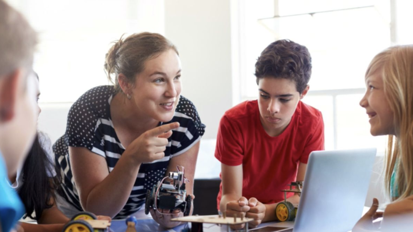 IA se consolida como motor de cambio en la educación en el Día Internacional del Aprendizaje Digital