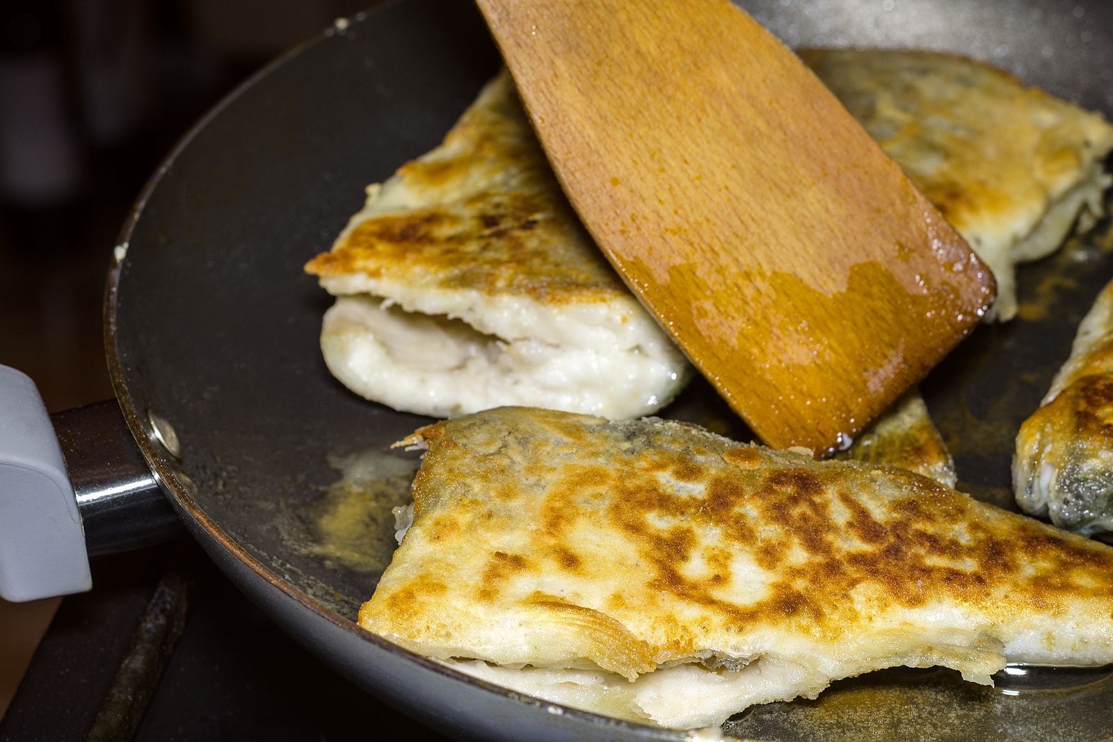 El truco de un chef para cocinar pescado y que no se pegue en la sartén