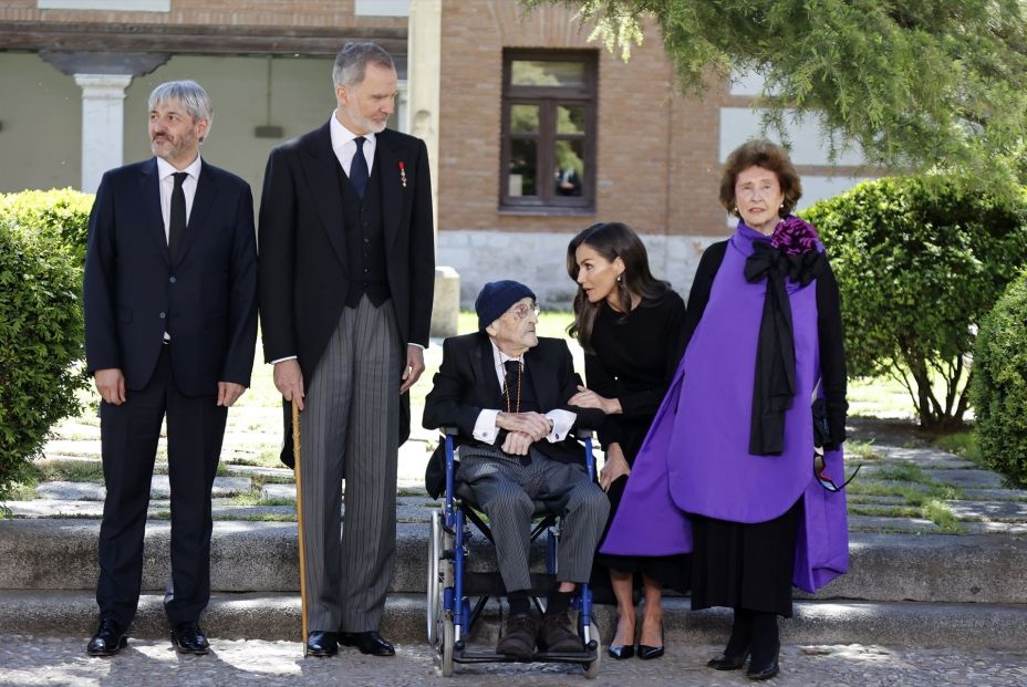 Álvaro Pombo recibe el Premio Cervantes 2024: "Nos hemos convertido en influencers y mercachifles" Álvaro Pombo recibe el Premio Cervantes 2024: "Nos hemos convertido en influencers y mercachifles"