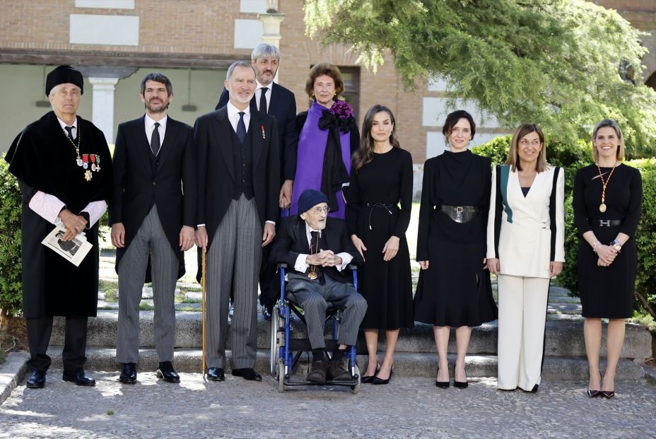 Álvaro Pombo recibe el Premio Cervantes 2024: "Nos hemos convertido en influencers y mercachifles" Álvaro Pombo recibe el Premio Cervantes 2024: "Nos hemos convertido en influencers y mercachifles"