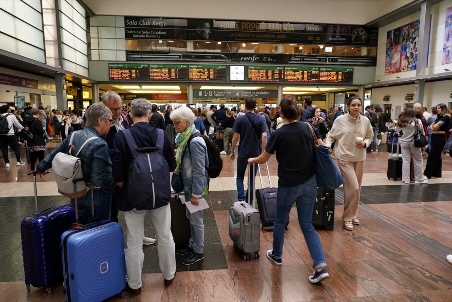 EuropaPress 6699824 caos viajeros estacion maria zambrano debido retraso robo cables trenes 05 EuropaPress 6699824 caos viajeros estacion maria zambrano debido retraso robo cables trenes 05
