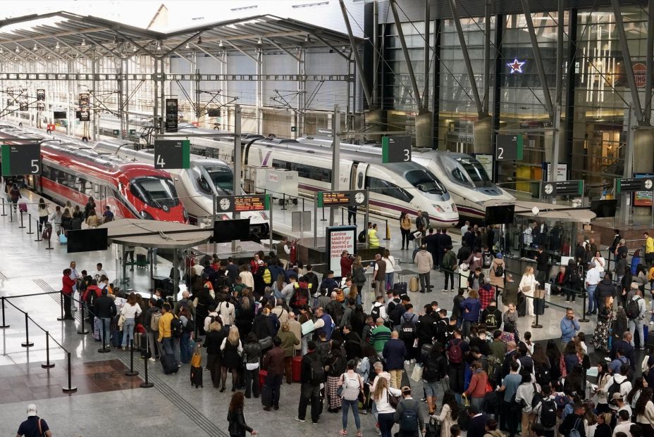 EuropaPress 6699820 caos viajeros estacion maria zambrano debido retraso robo cables trenes 05 (1) EuropaPress 6699820 caos viajeros estacion maria zambrano debido retraso robo cables trenes 05 (1)