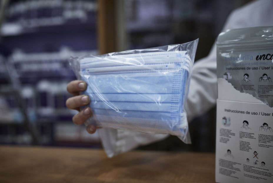 Un farmacéutico ofreciendo mascarillas. (EuropaPress) Un farmacéutico ofreciendo mascarillas. (EuropaPress)
