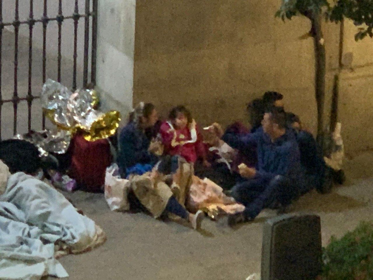 Una pareja y su hija de 5 años, abrigados por vecinos, pasan la noche ante el Samur Social de Madrid