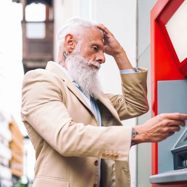 Cómo sacar dinero sin tarjeta (y en qué bancos puedes hacerlo)