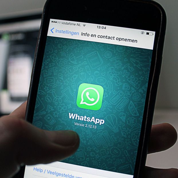 iPhone instalando WhatsApp (Pexels)