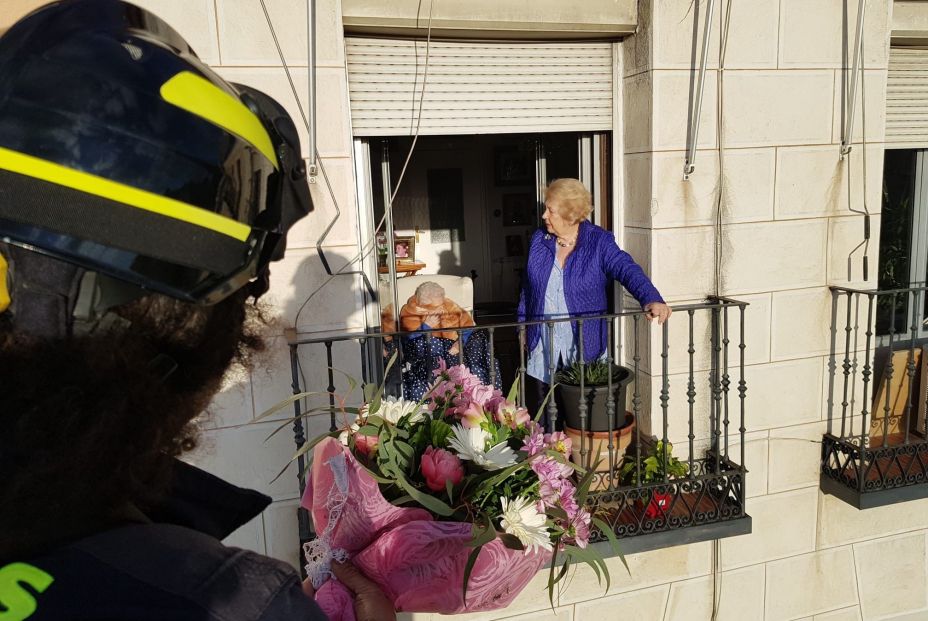 Una pancarta y un ramo de flores por los 110 años de Inocencia, la mujer más longeva de Madrid