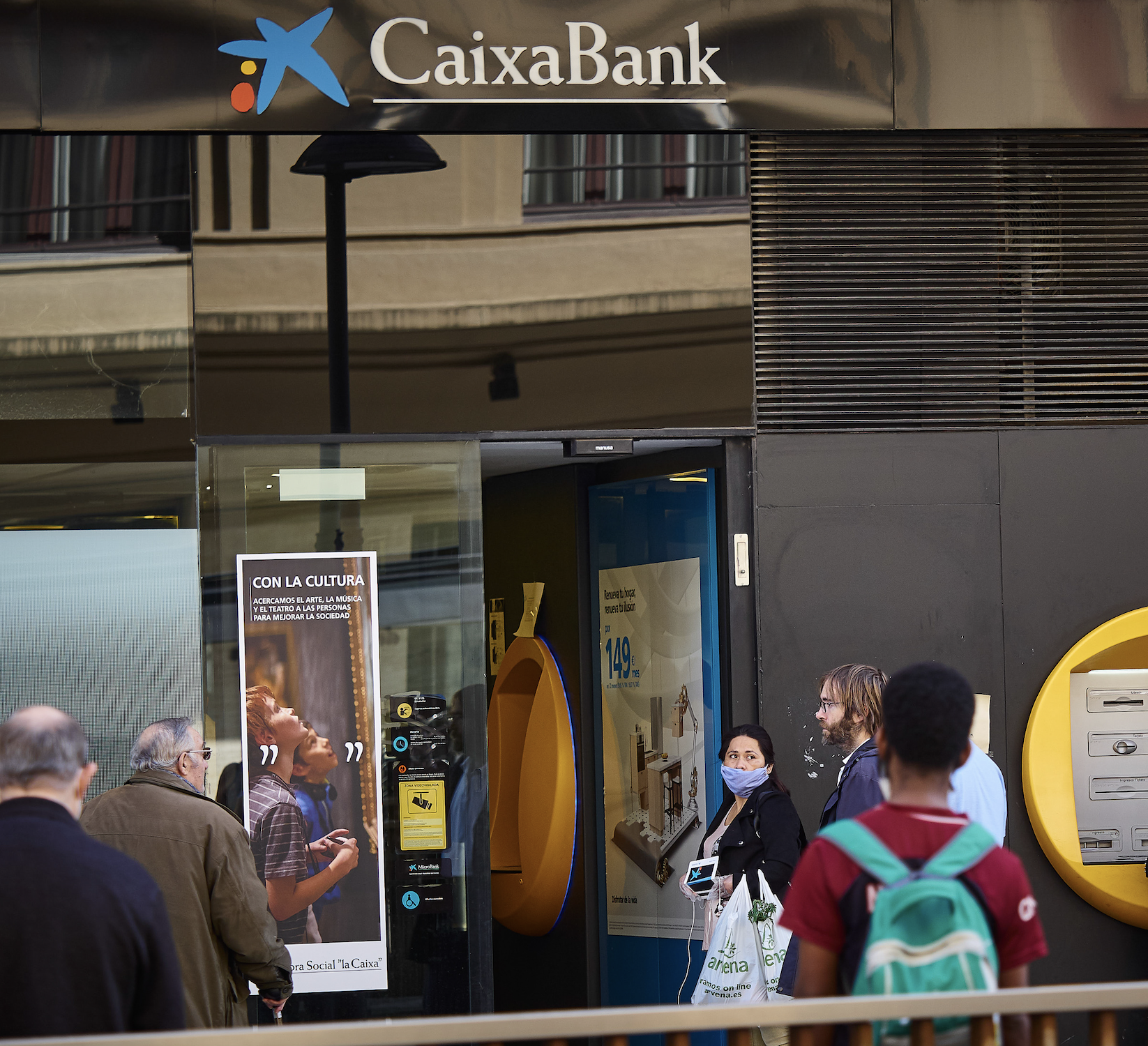 CaixaBank ofrece nuevas facilidades a clientes mayores de 65 años