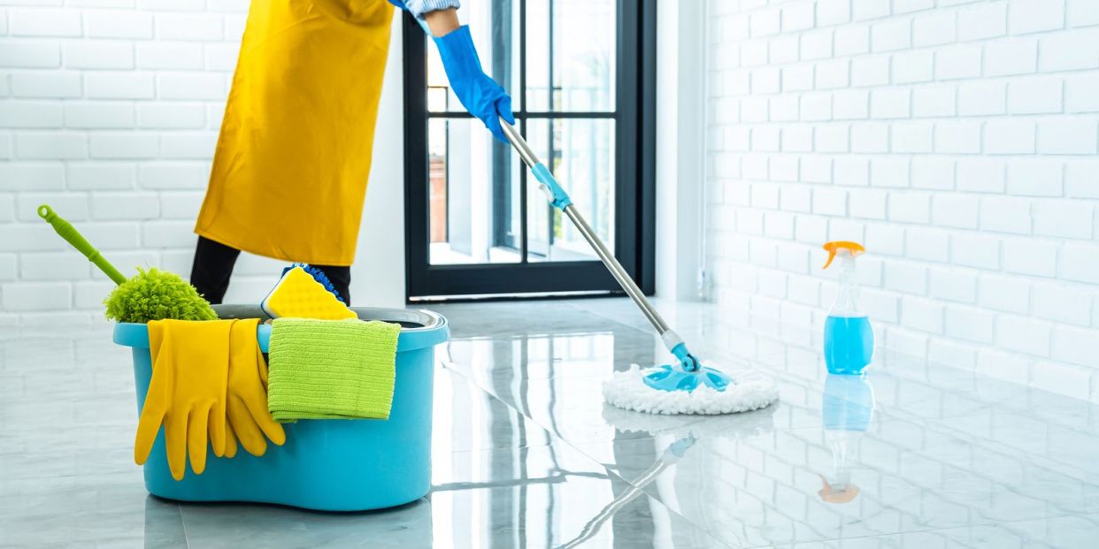 https://www.65ymas.com/uploads/s1/36/16/79/bigstock-wife-housekeeping-and-cleaning-357648977_5_1242x621.jpeg