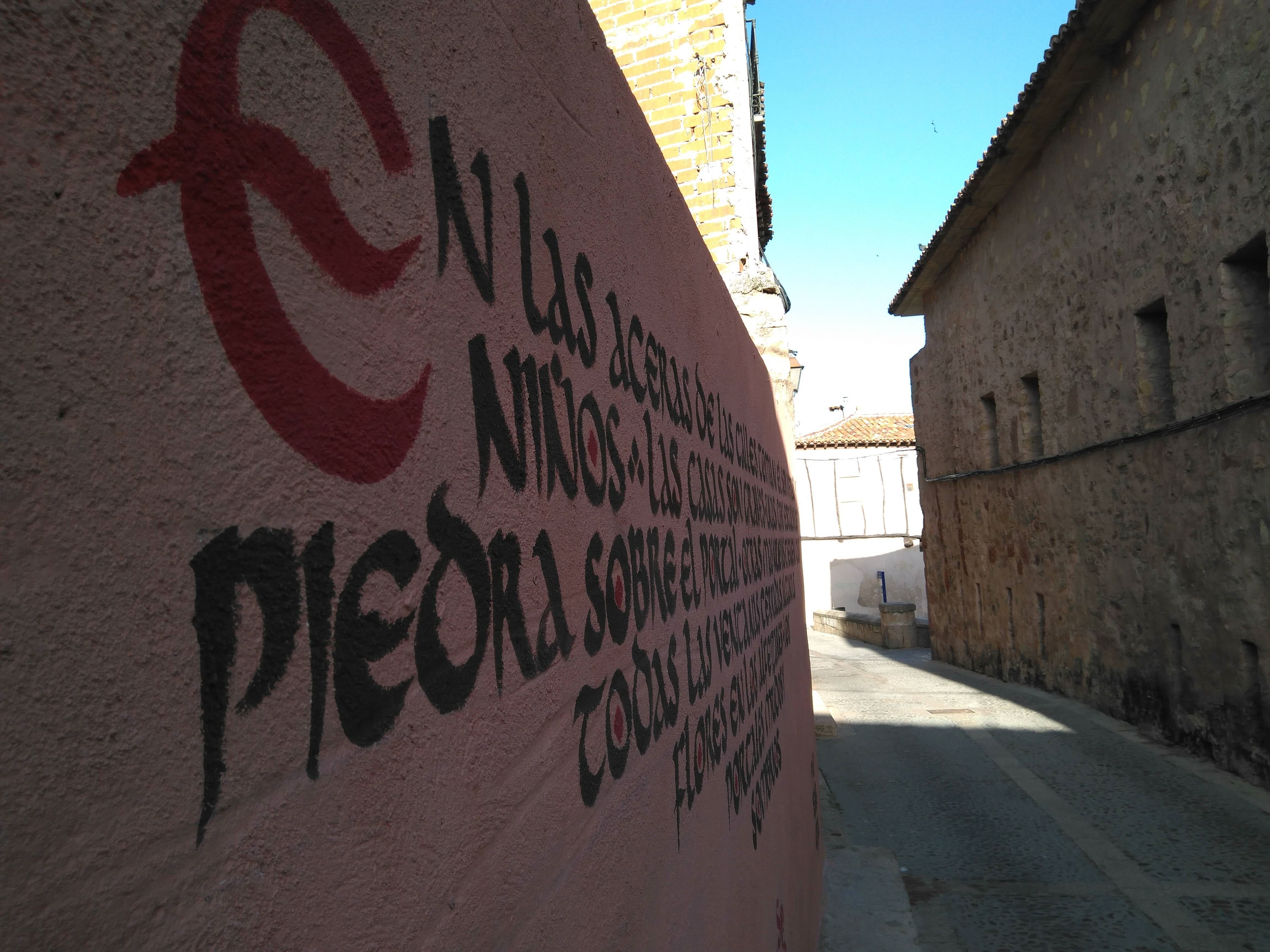 Mujeres rurales embellecen el casco antiguo de Sigüenza con textos de Baroja o Unamuno