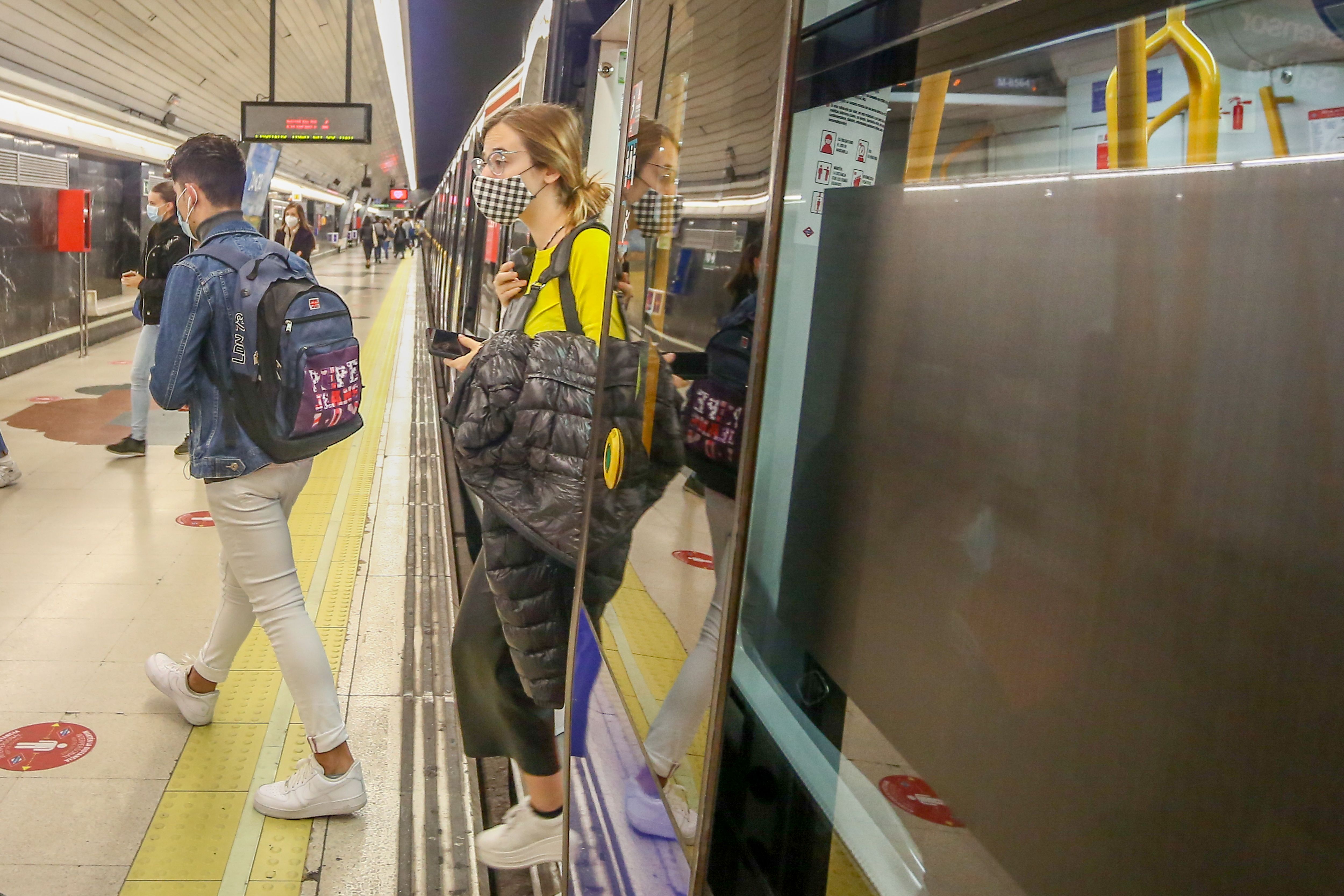 Las claves para evitar el coronavirus en el metro: "silencio total" y no hablar por el móvil