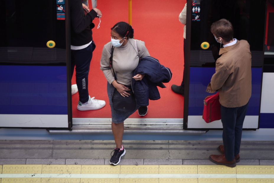 EuropaPress 3357830 mujer sale vagon metro estacion principe pio primer dia laborable